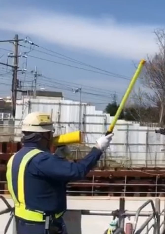 工事現場で警備している様子