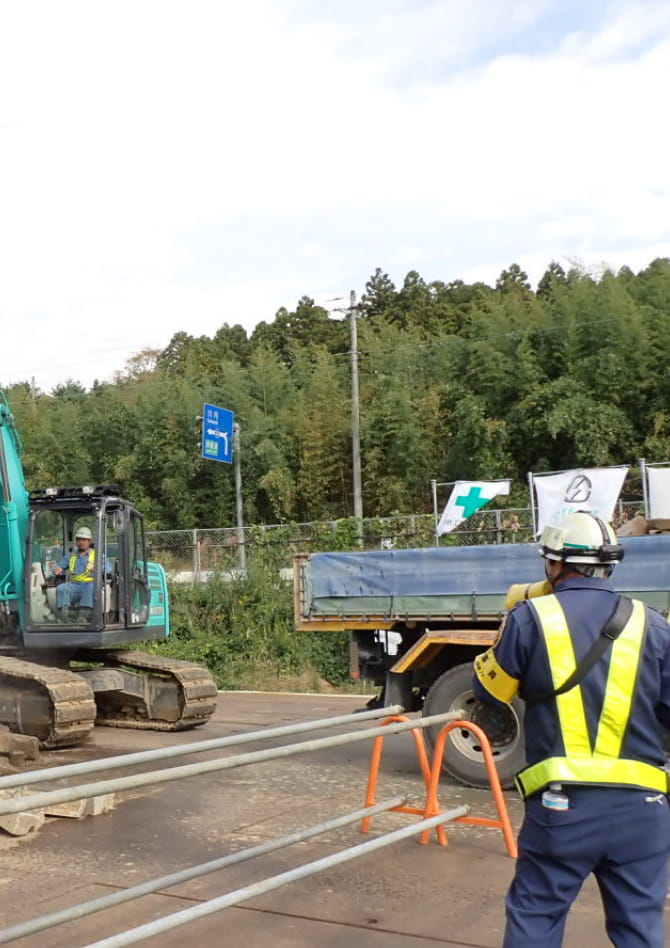 重機の警備をしている様子